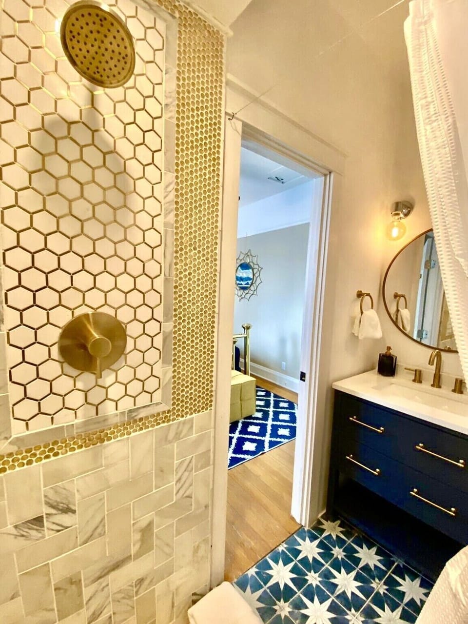 En suite bathroom in the blue room