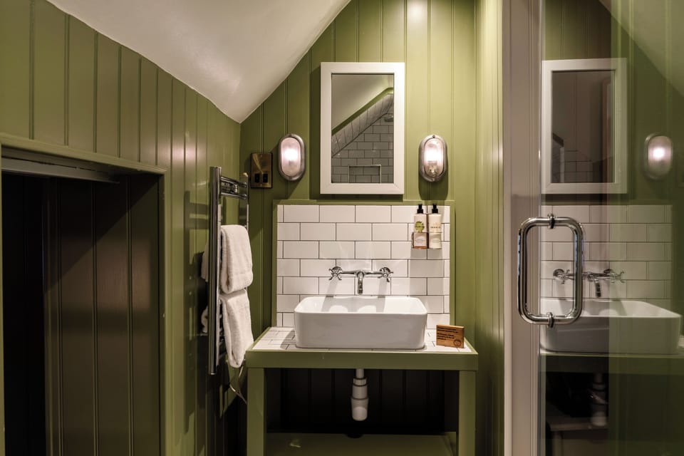 Superior Double or Twin Room | Bathroom | Shower, rainfall showerhead, hair dryer, towels