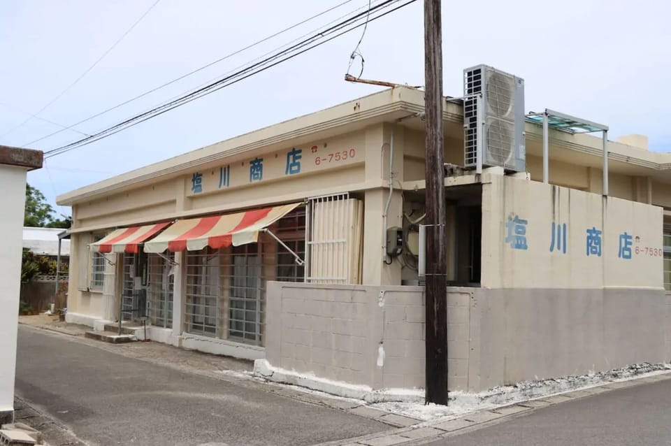 At the nearest Shiokawa Shoten, you can fully feel the atmosphere of the island. Even if you don't have any errands to do, it's a community spot that you definitely want to stop by.
