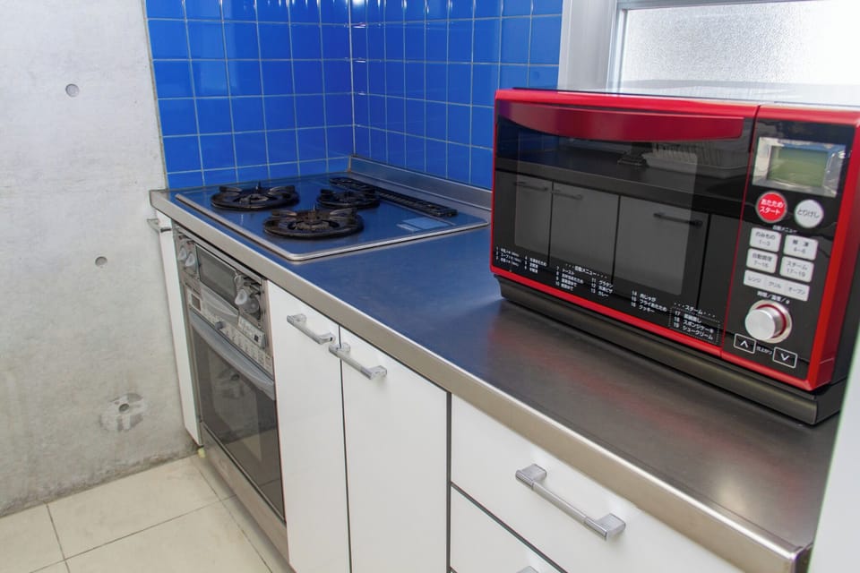 [Main house/kitchen] Fully equipped with cooking appliances such as a 3-prong gas stove, gas oven, microwave oven, toaster, rice cooker, electric pot, etc., so you can cook all kinds of dishes♪ (Cooking utensils and cutlery are also available)
