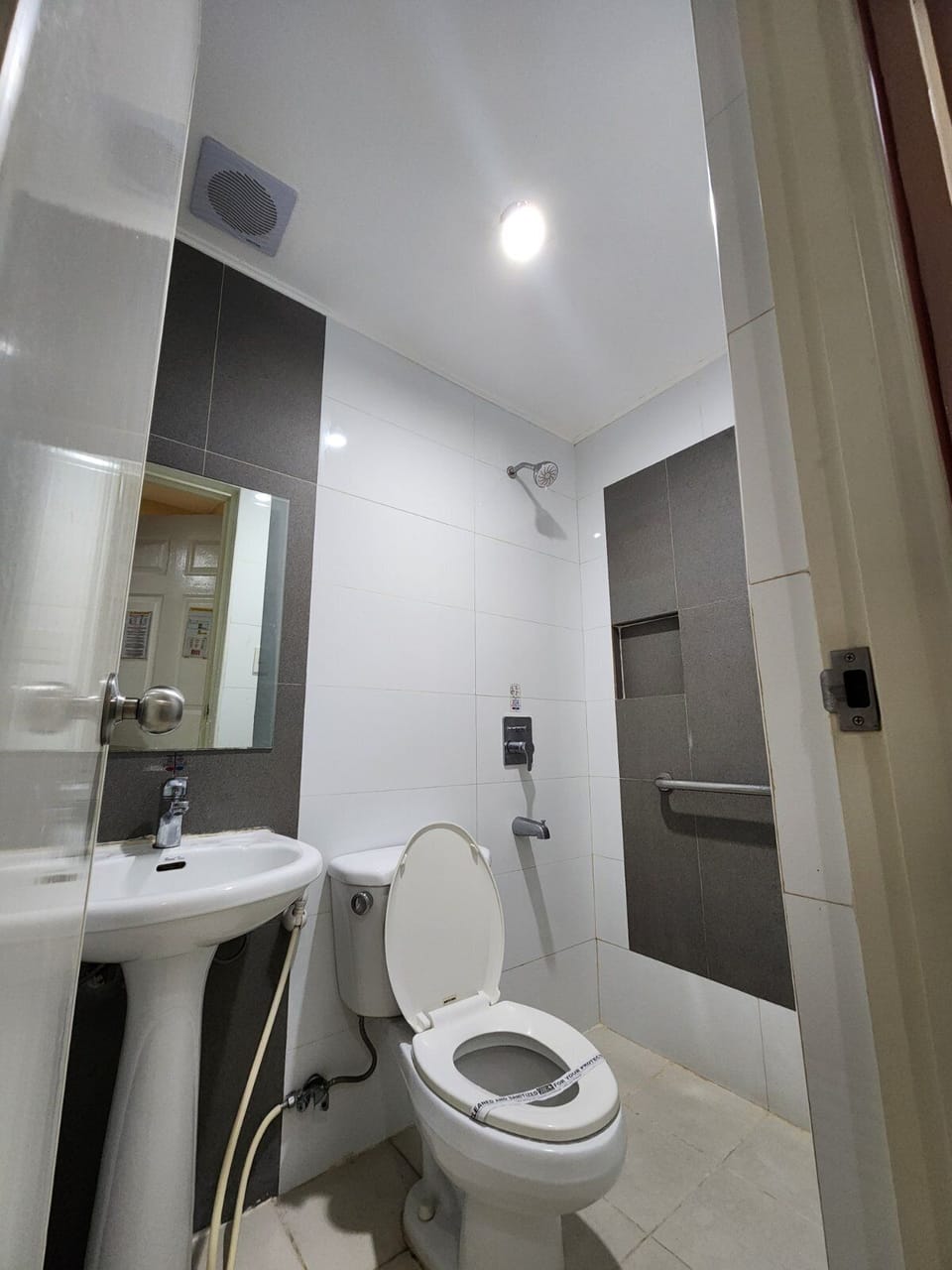Deluxe Room, 1 Queen Bed | Bathroom | Shower, soap, shampoo, toilet paper