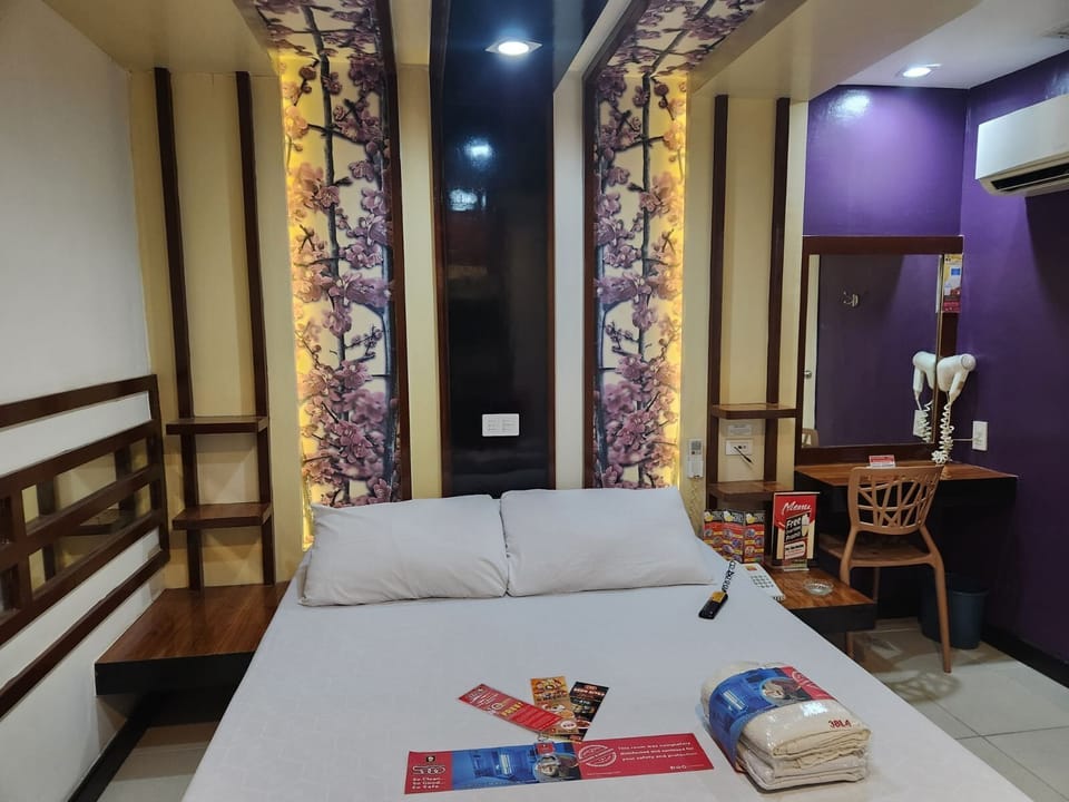 Executive Room, 1 Queen Bed | Free WiFi, bed sheets