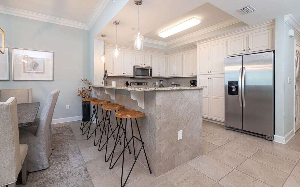 Wake up with morning coffee at the breakfast bar and get ready for a beach day in this stylish space