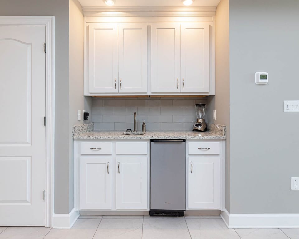 Mix up refreshing drinks and snacks at your convenient wet bar, perfect for beachside relaxation