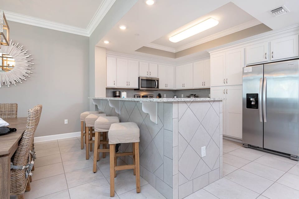 Wake up with morning coffee at the breakfast bar and get ready for a beach day in this stylish space