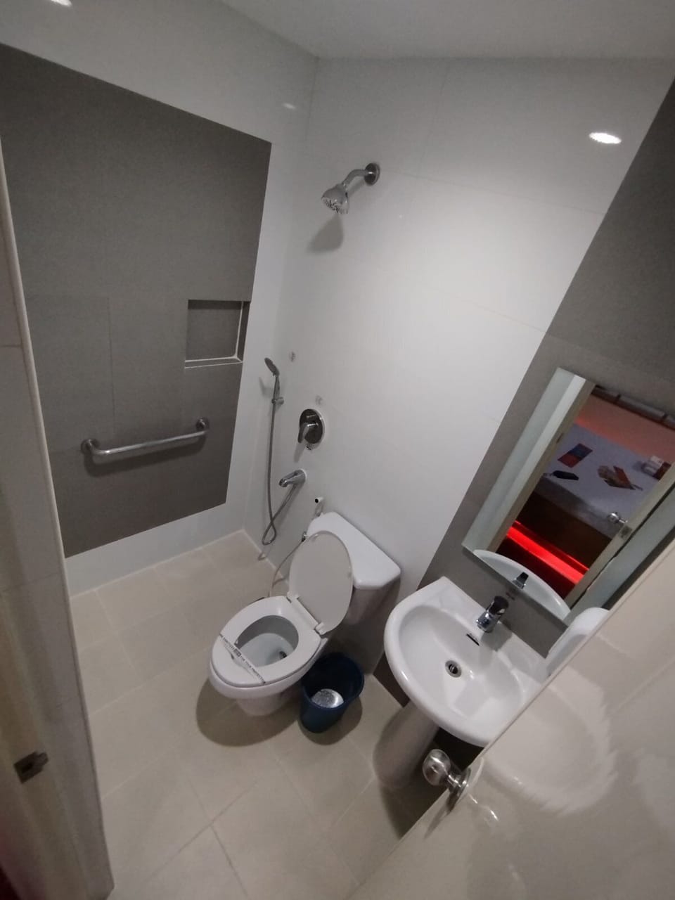 Executive Room, 1 Queen Bed | Bathroom | Shower, soap, shampoo, toilet paper