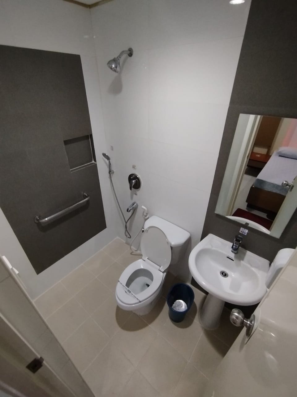 Deluxe Room, 1 Queen Bed | Bathroom | Shower, soap, shampoo, toilet paper