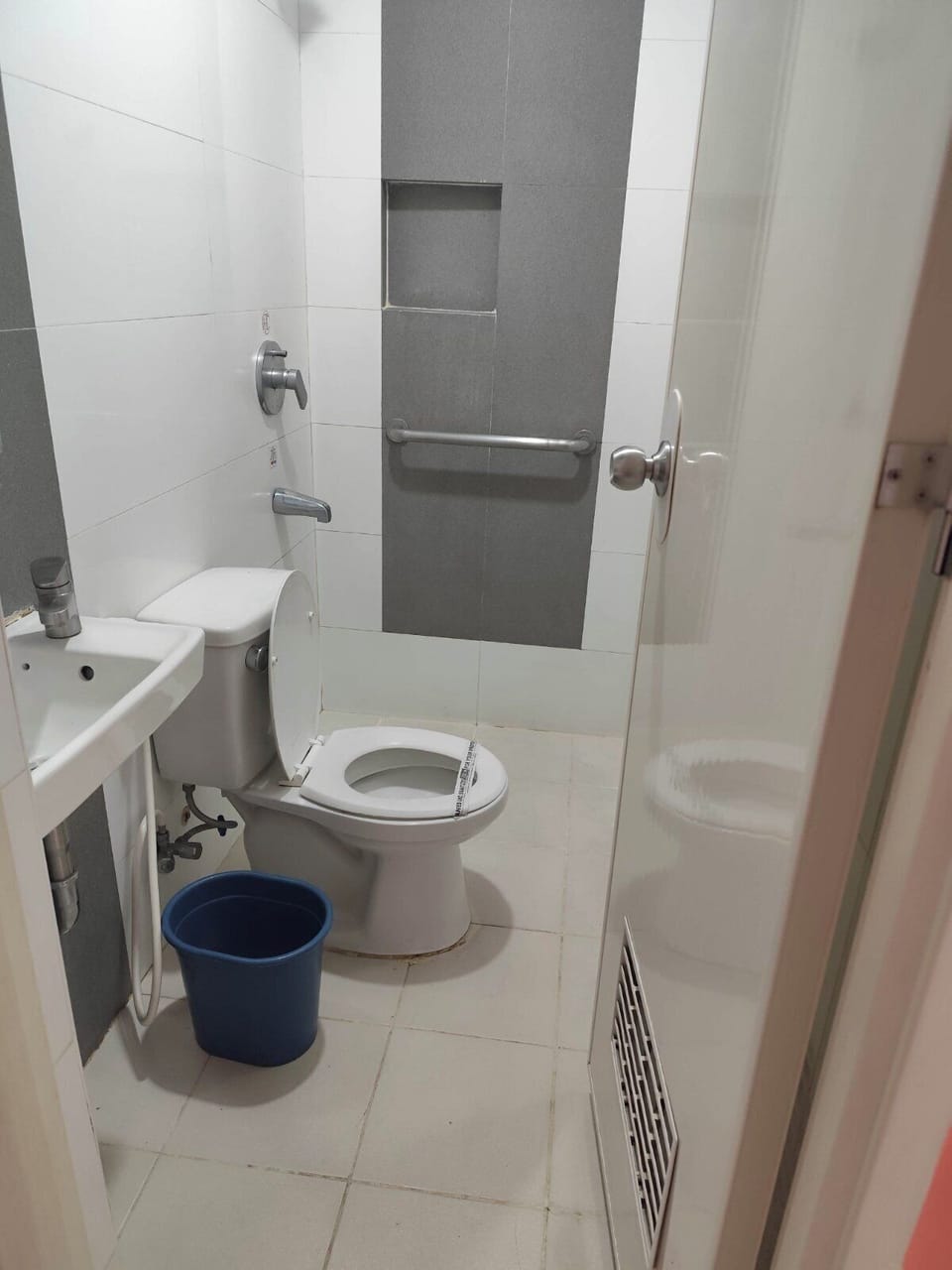 Premium Room, 1 Queen Bed | Bathroom | Shower, bidet, soap, shampoo