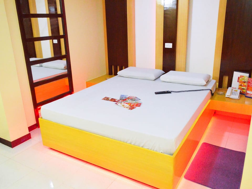 Deluxe Room, 1 Queen Bed | Free WiFi, bed sheets