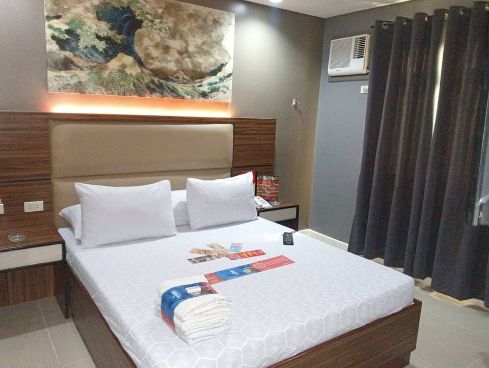 Executive Room, 1 Queen Bed | WiFi (free), bed sheets