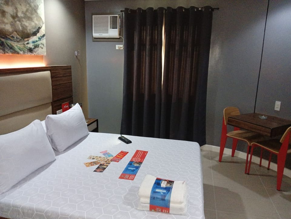 Executive Room, 1 Queen Bed | WiFi (free), bed sheets