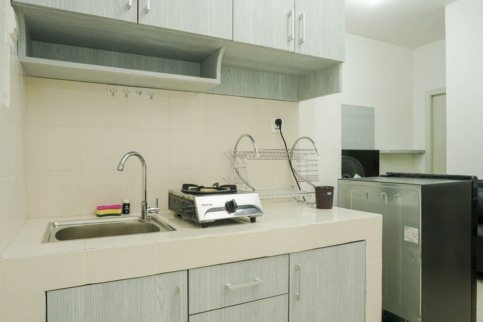 Fridge, stovetop, dishwasher, electric kettle