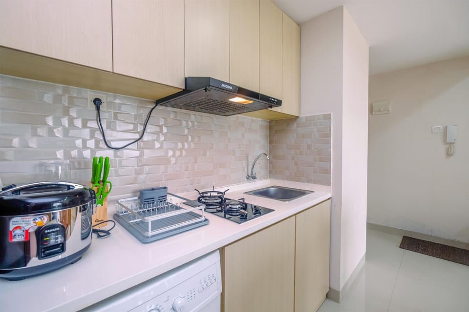 Fridge, microwave, stovetop, cookware/dishes/utensils