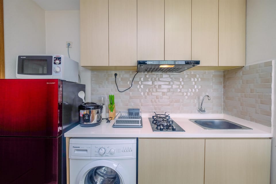 Fridge, microwave, stovetop, cookware/dishes/utensils
