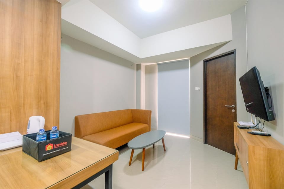 Apartment, Non Smoking, Kitchenette | Living room | Flat-screen TV