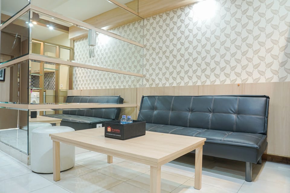 Apartment, Non Smoking, Kitchenette | Living room | Flat-screen TV