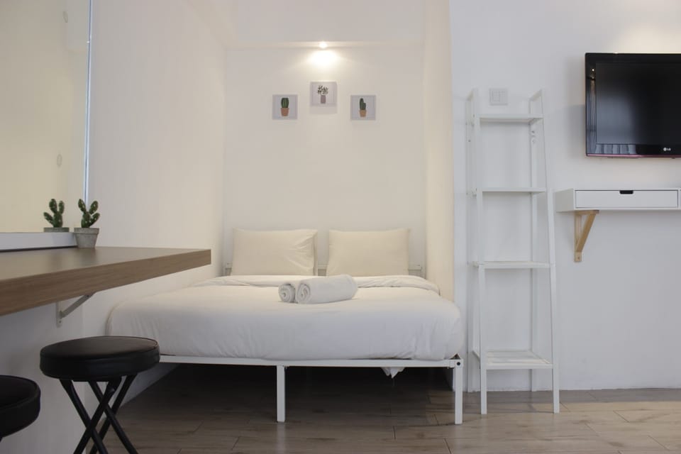 Apartment, Non Smoking, Kitchenette | 1 bedroom, iron/ironing board, free WiFi, bed sheets