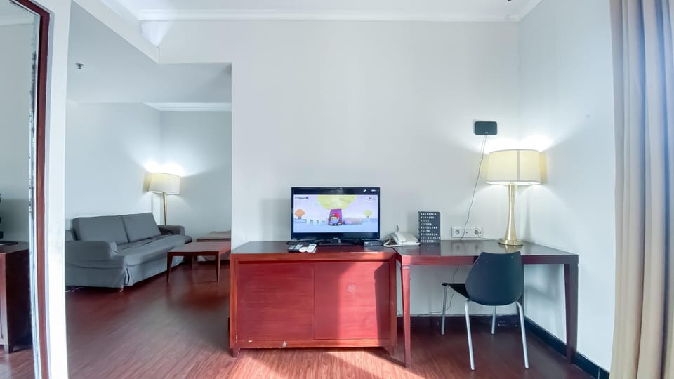 Apartment, Non Smoking, Kitchenette | Living area | TV