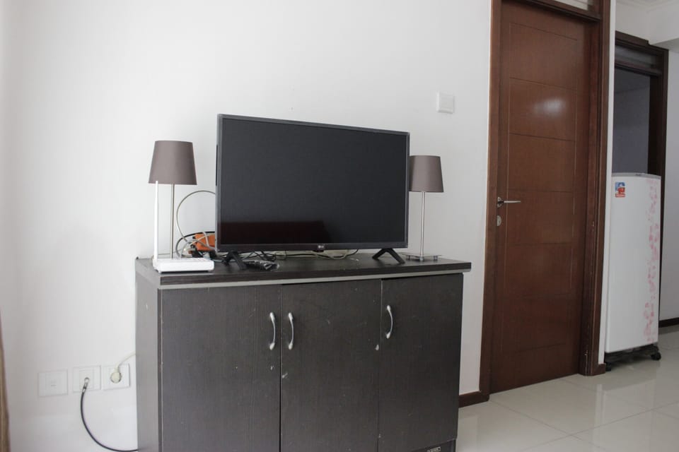 Apartment, Non Smoking, Kitchenette | Living room | TV
