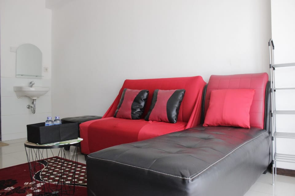 Apartment, Non Smoking, Kitchenette | Living area | TV