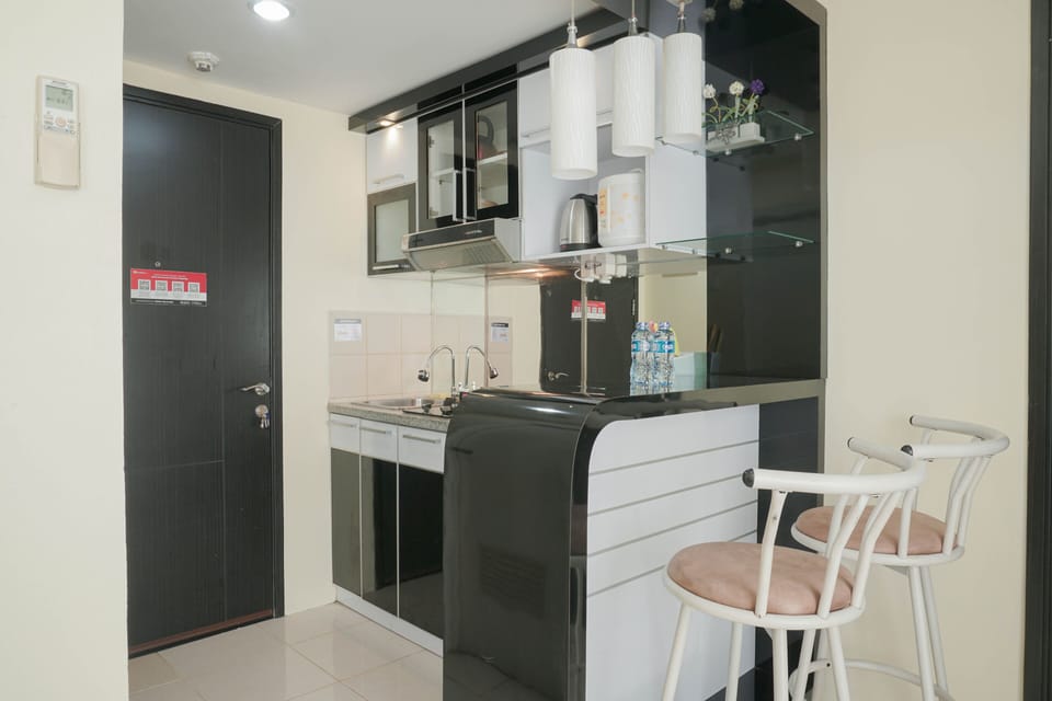 Apartment, Non Smoking, Kitchenette | Living area | TV