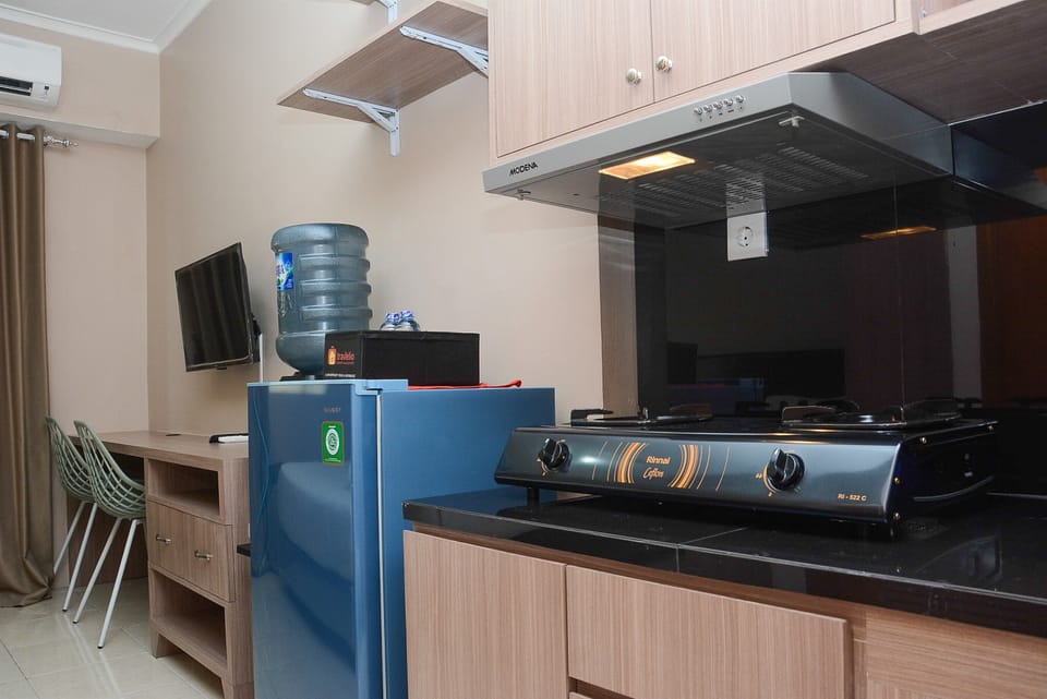 Apartment, Non Smoking, Kitchenette | Private kitchen | Fridge, stovetop, electric kettle, cookware/dishes/utensils