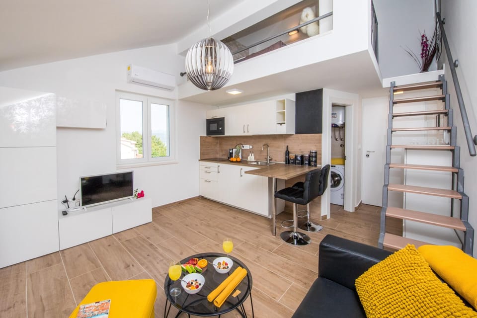 Studio (Studio Apartment with Hot Tub) | Dining room