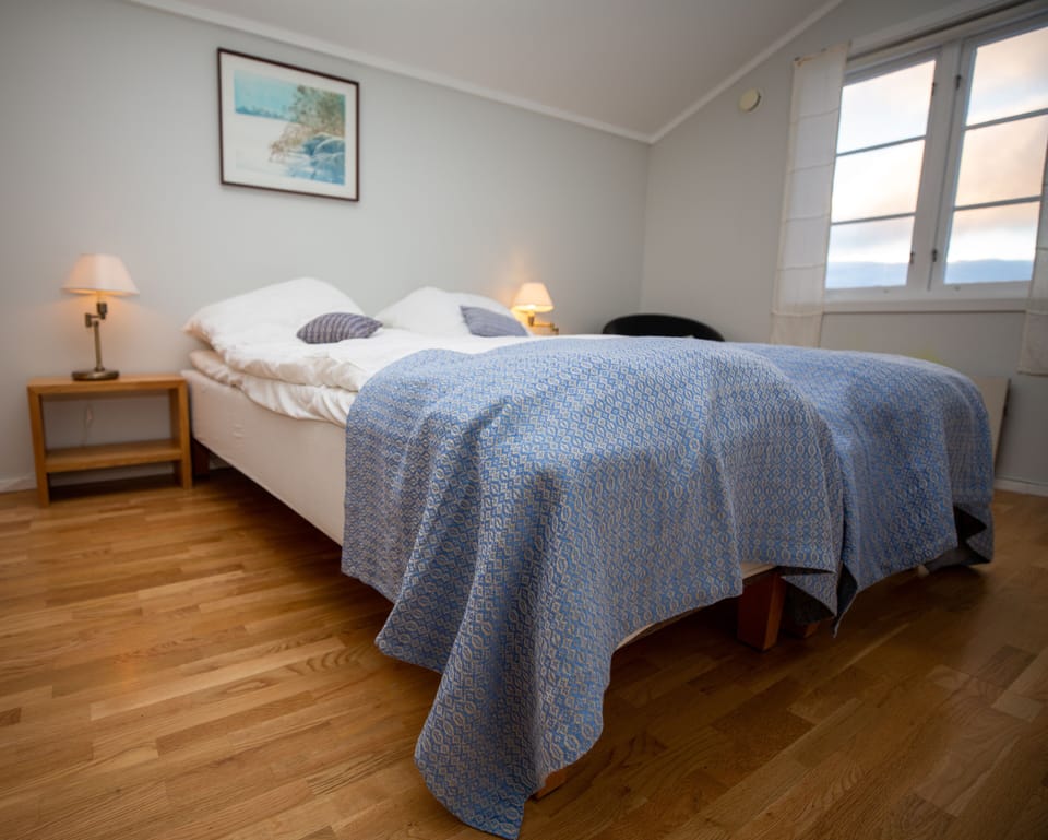 Comfort Room | Premium bedding, pillowtop beds, individually decorated, desk