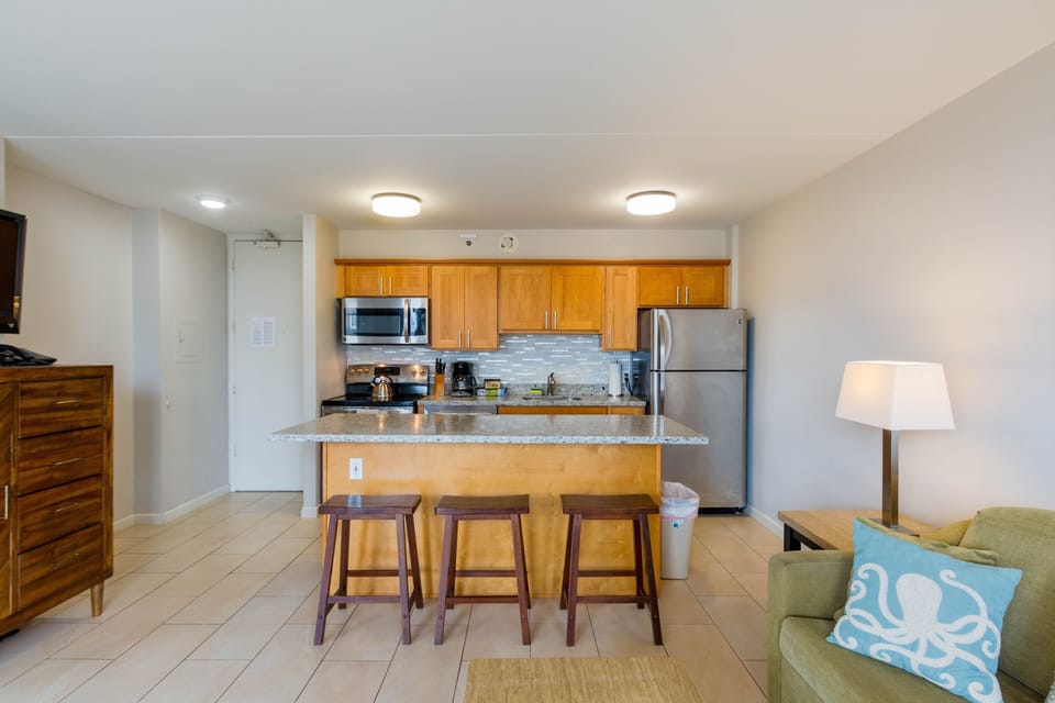 Condo, 1 Bedroom | Private kitchen | Fridge, oven, coffee/tea maker, toaster