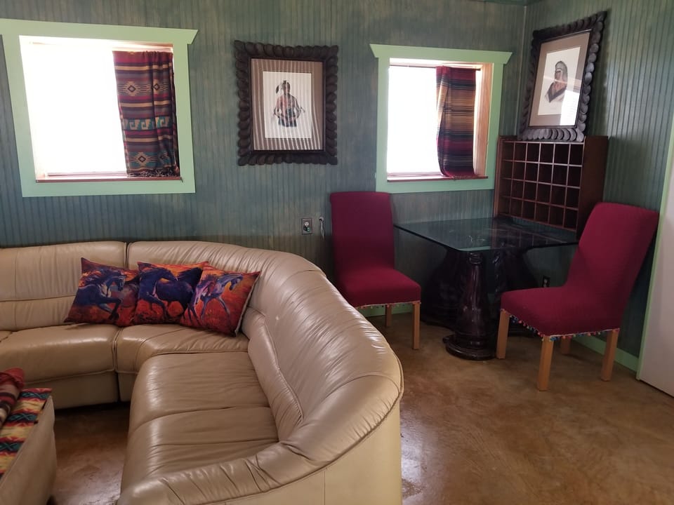 Living room/sitting area