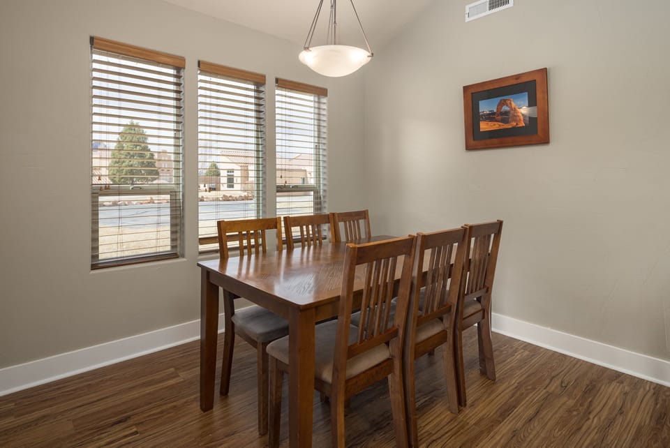 Dining for 10 with table and bar seating