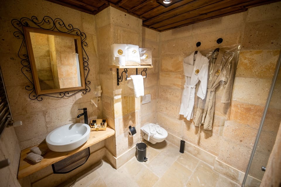 King Suite | Bathroom | Shower, free toiletries, hair dryer, bathrobes