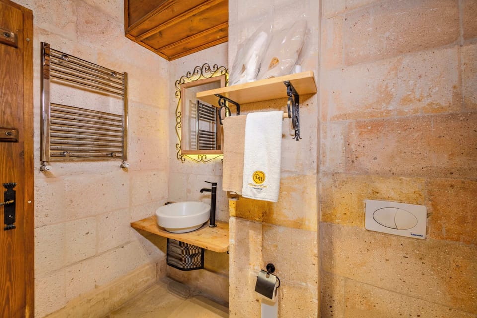 King Suite | Bathroom | Shower, free toiletries, hair dryer, bathrobes