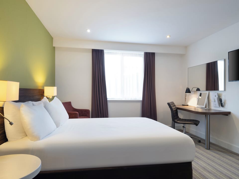 Standard Room, 1 Double Bed, Accessible | In-room safe, desk, blackout drapes, iron/ironing board
