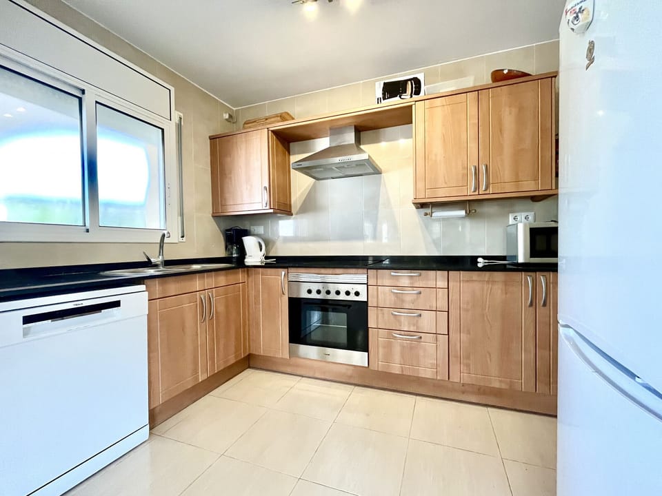 Open plan kitchen with everything necassary