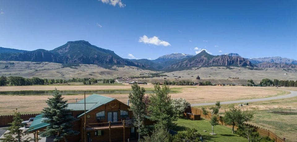 28 Miles to Yellowstone National Park, and 22 miles to Cody city.