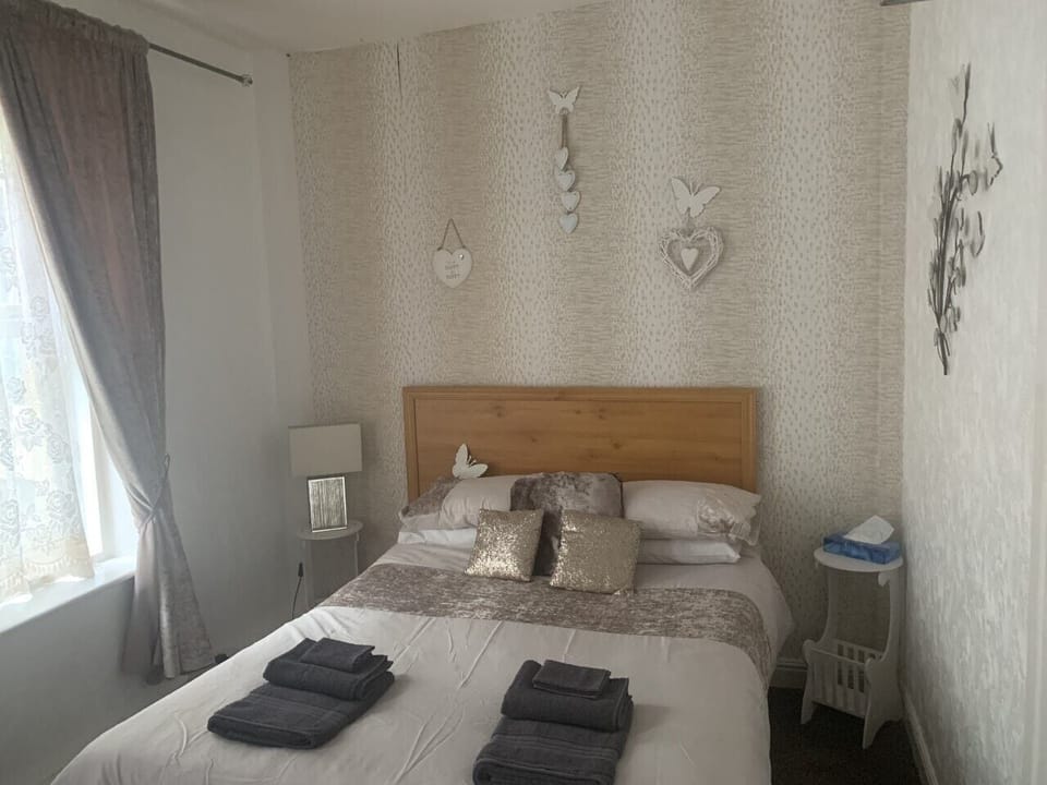Double Room, Ensuite | Bed sheets