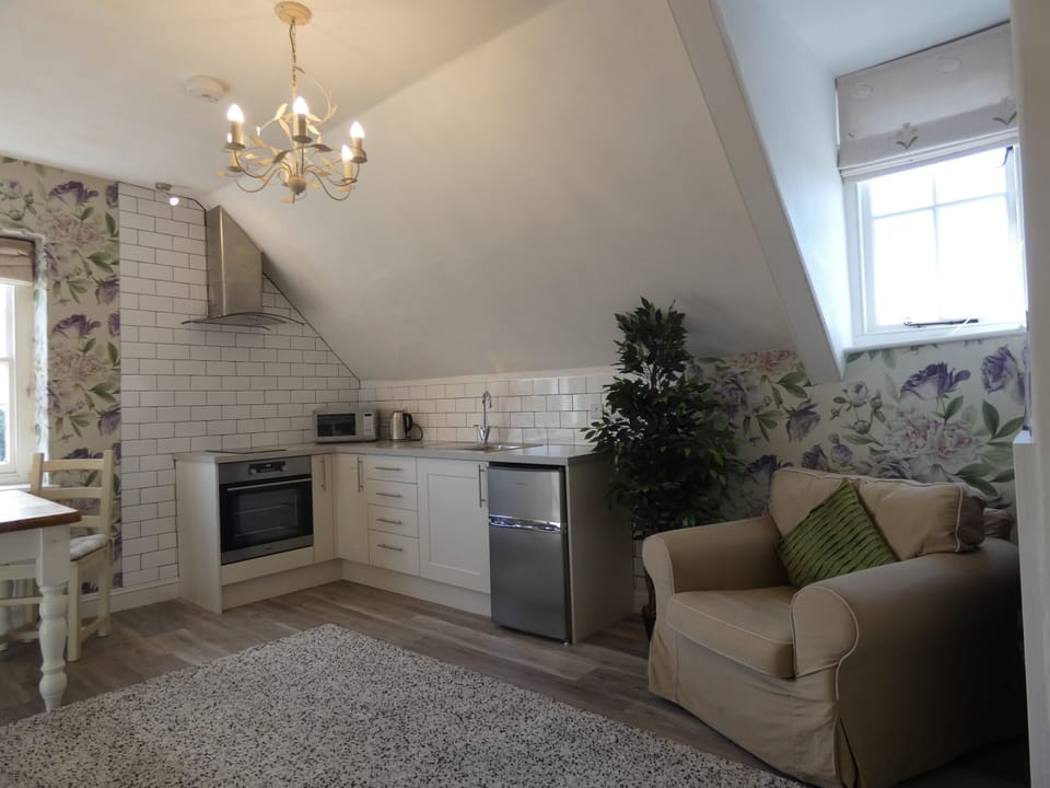 Superior Apartment, Private Bathroom, Garden View (Beechwood) | Shared kitchen