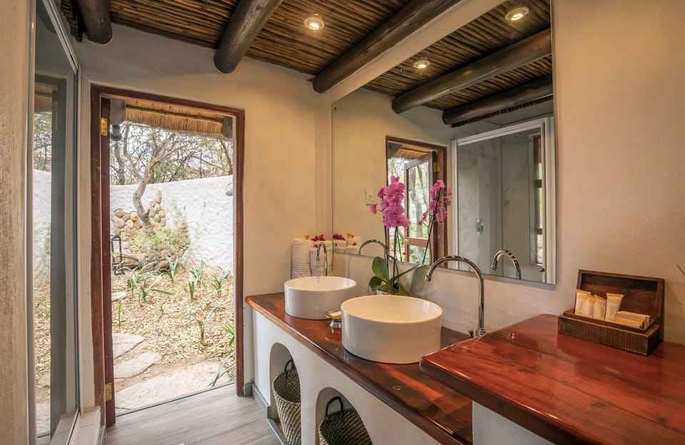 Premier Suite | Bathroom | Separate tub and shower, free toiletries, slippers, towels