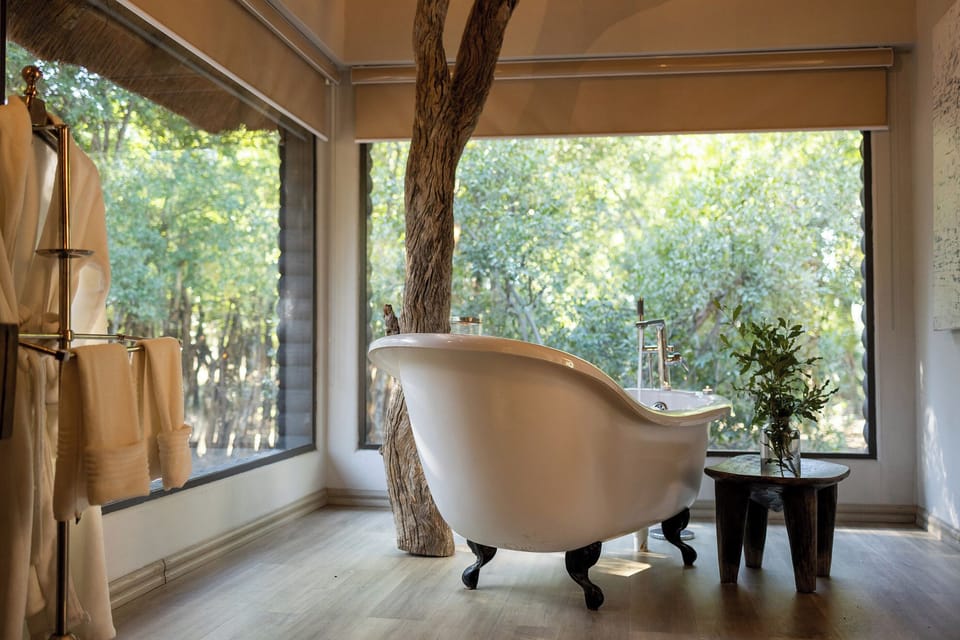 Presidential Double Room | Bathroom | Separate tub and shower, deep soaking tub, free toiletries, hair dryer