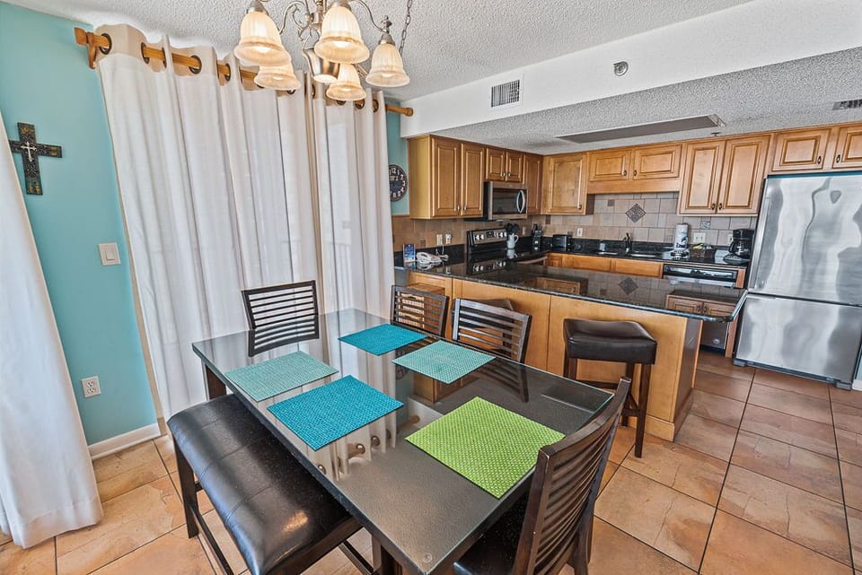 Deluxe Condo, 3 Bedrooms, Balcony, Beachfront (801) | In-room dining