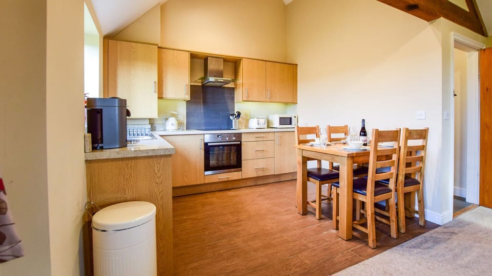 Kitchen with dining table, Cider House, Bolthole Retreats