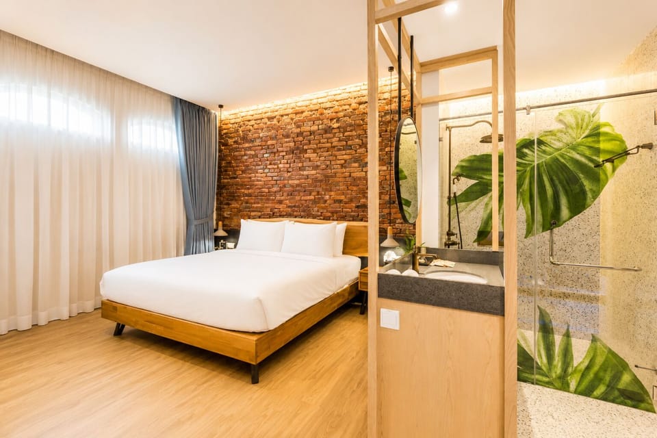 In-room safe, desk, iron/ironing board, free WiFi