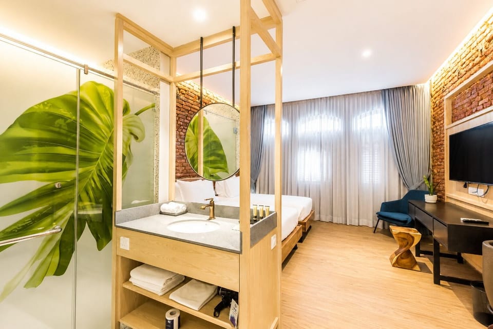 Suite King | In-room safe, desk, iron/ironing board, free WiFi