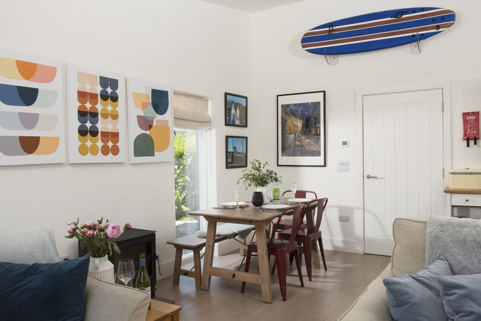 Dining area with decorative detail - 6 The Dunes, Upton Towans