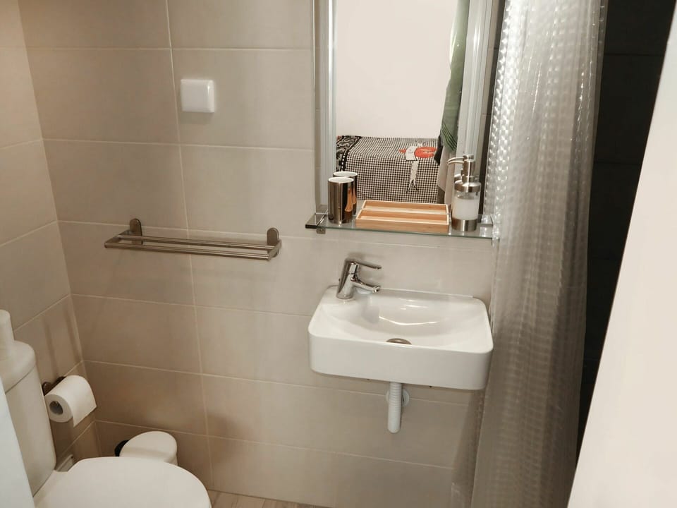 Mirror, Sink, Plumbing Fixture, Property, Tap, Bathroom Sink, White, Bathroom, Wood, Floor