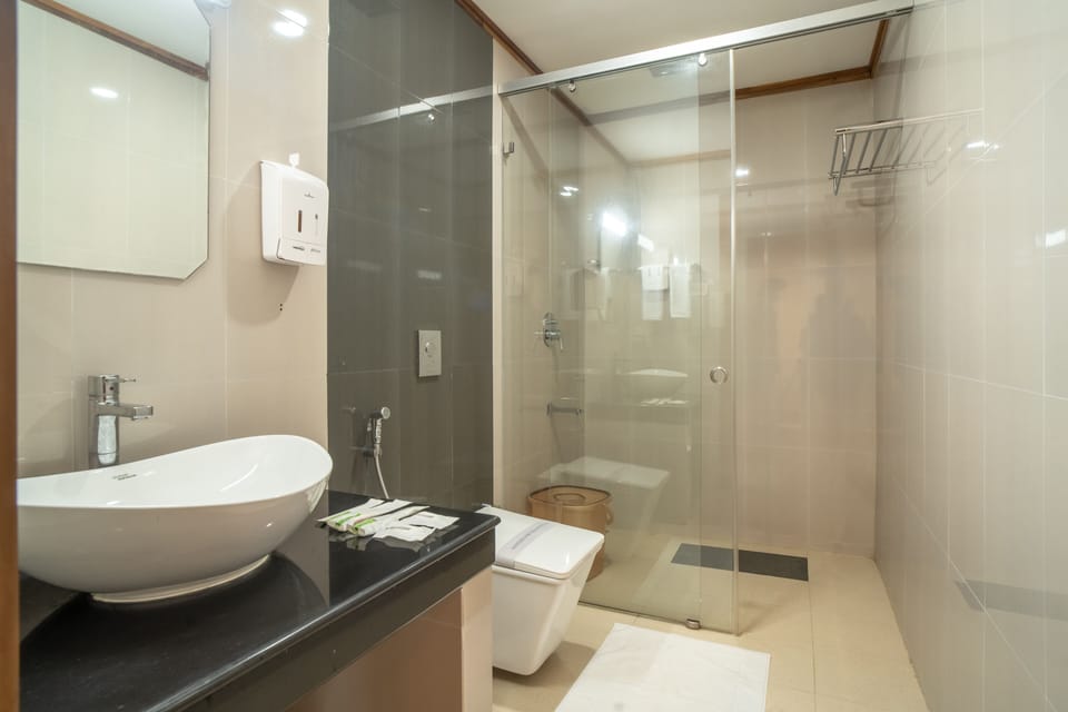 Panoramic Room | Bathroom | Shower, rainfall showerhead, free toiletries, towels