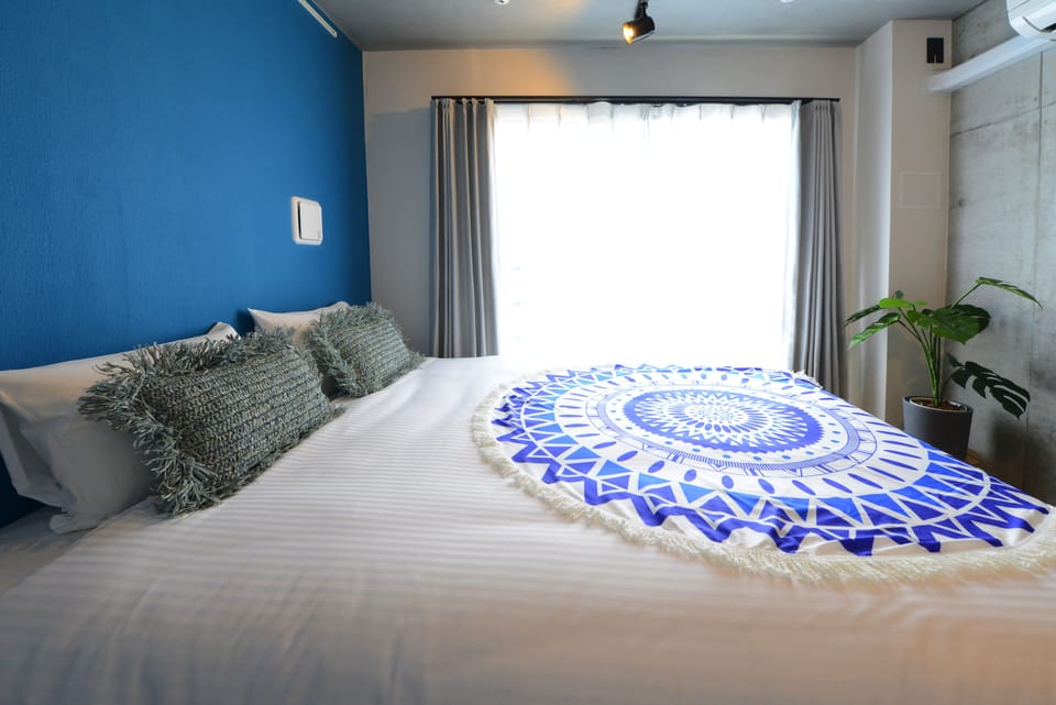 Queen Room | Desk, laptop workspace, iron/ironing board, free WiFi