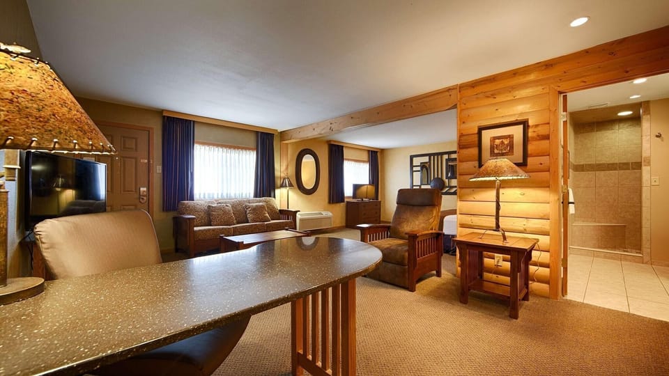 Cabin, 1 King Bed with Sofa bed | Desk, laptop workspace, blackout drapes, iron/ironing board