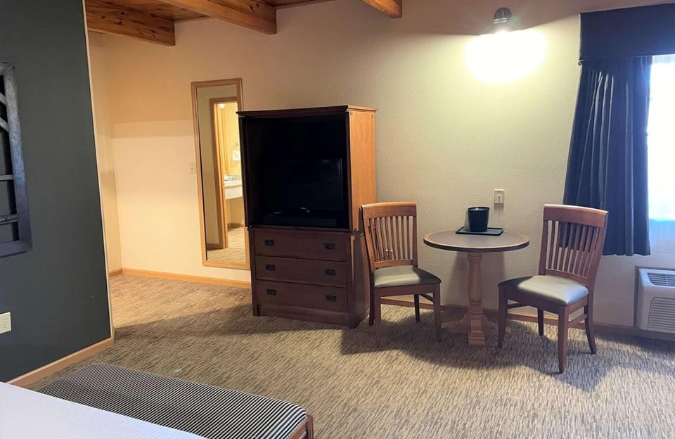 Cabin, 1 King Bed with Sofa bed | Desk, laptop workspace, blackout drapes, iron/ironing board